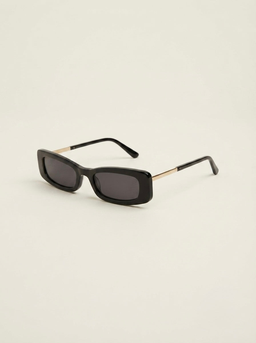 BLACK SUNGLASSES