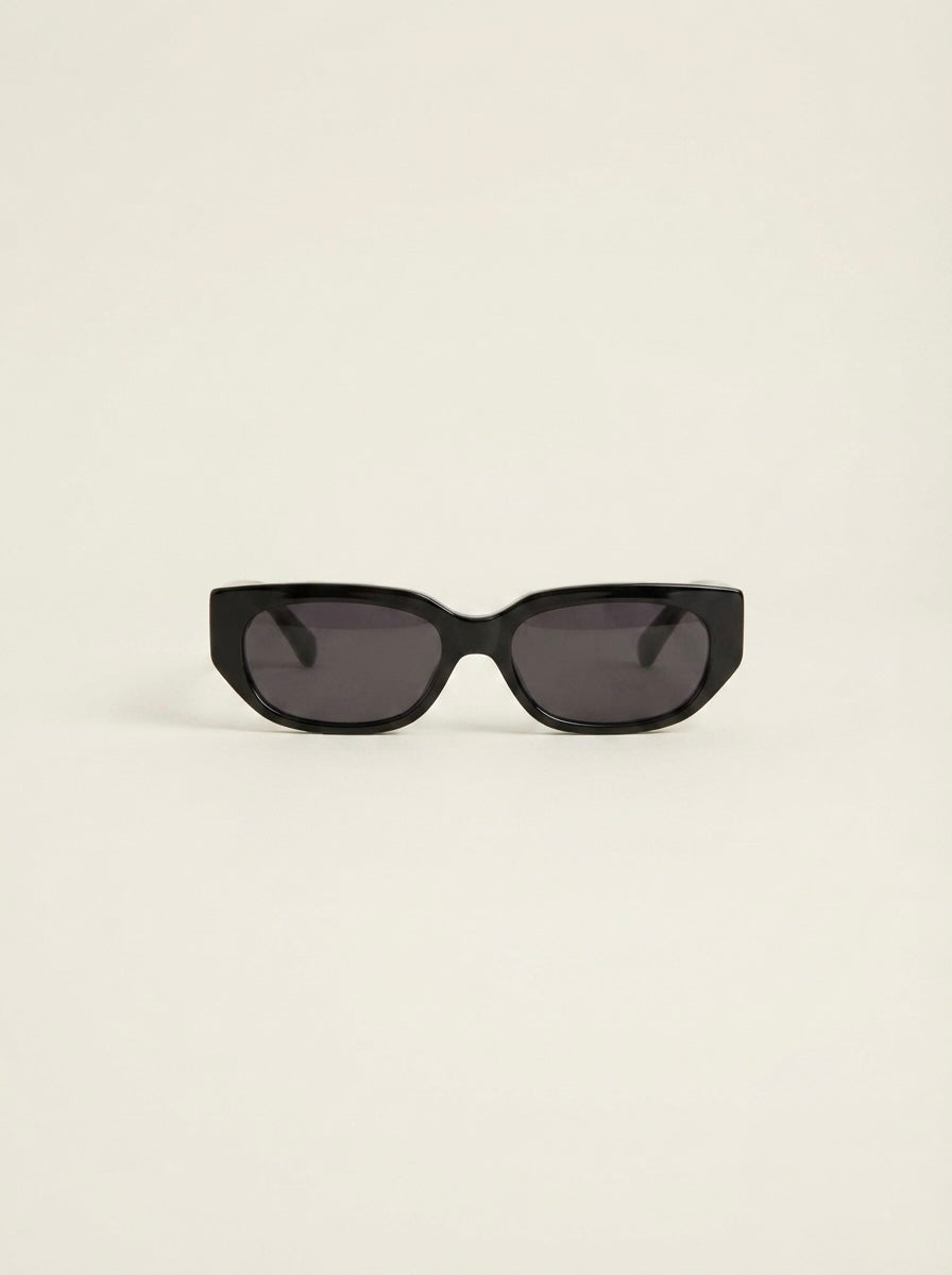 CLASSIC BLACK SUNGLASSES
