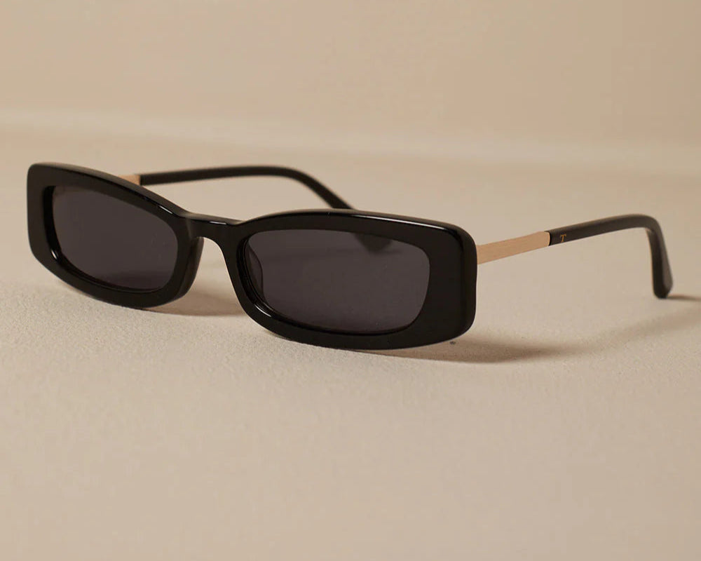 BLACK SUNGLASSES