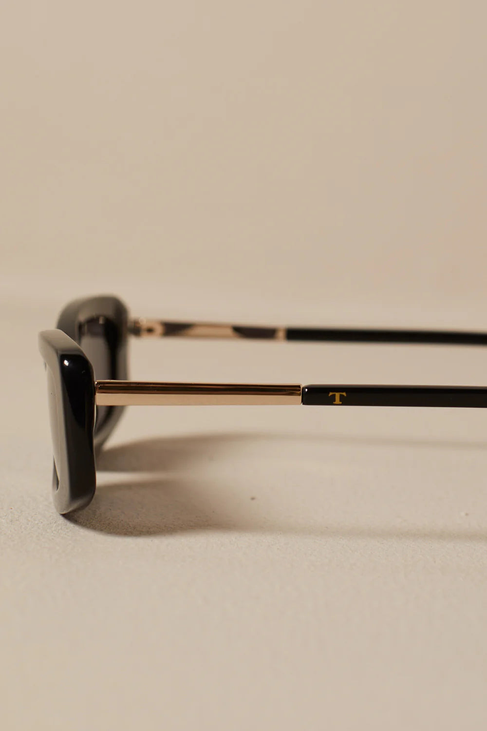 BLACK SUNGLASSES