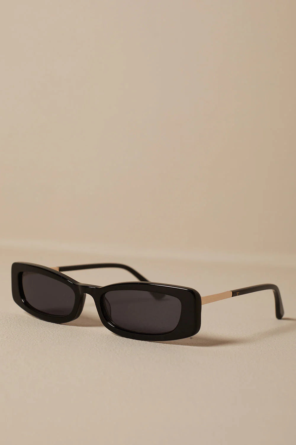 BLACK SUNGLASSES